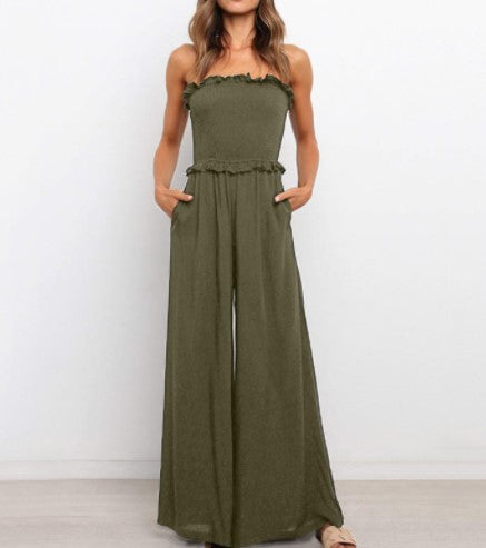 Dame bærer løs jumpsuit med bred ben og flæse kant Stilla