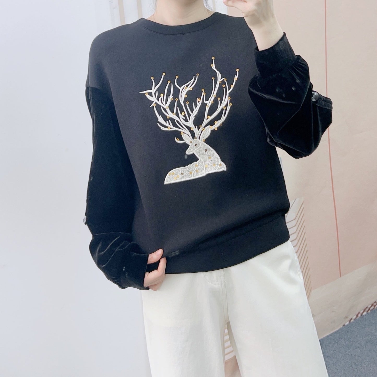 Dame sweatshirt med kunstnerisk hjorte-motiv og elegante pudderærmer Stilla