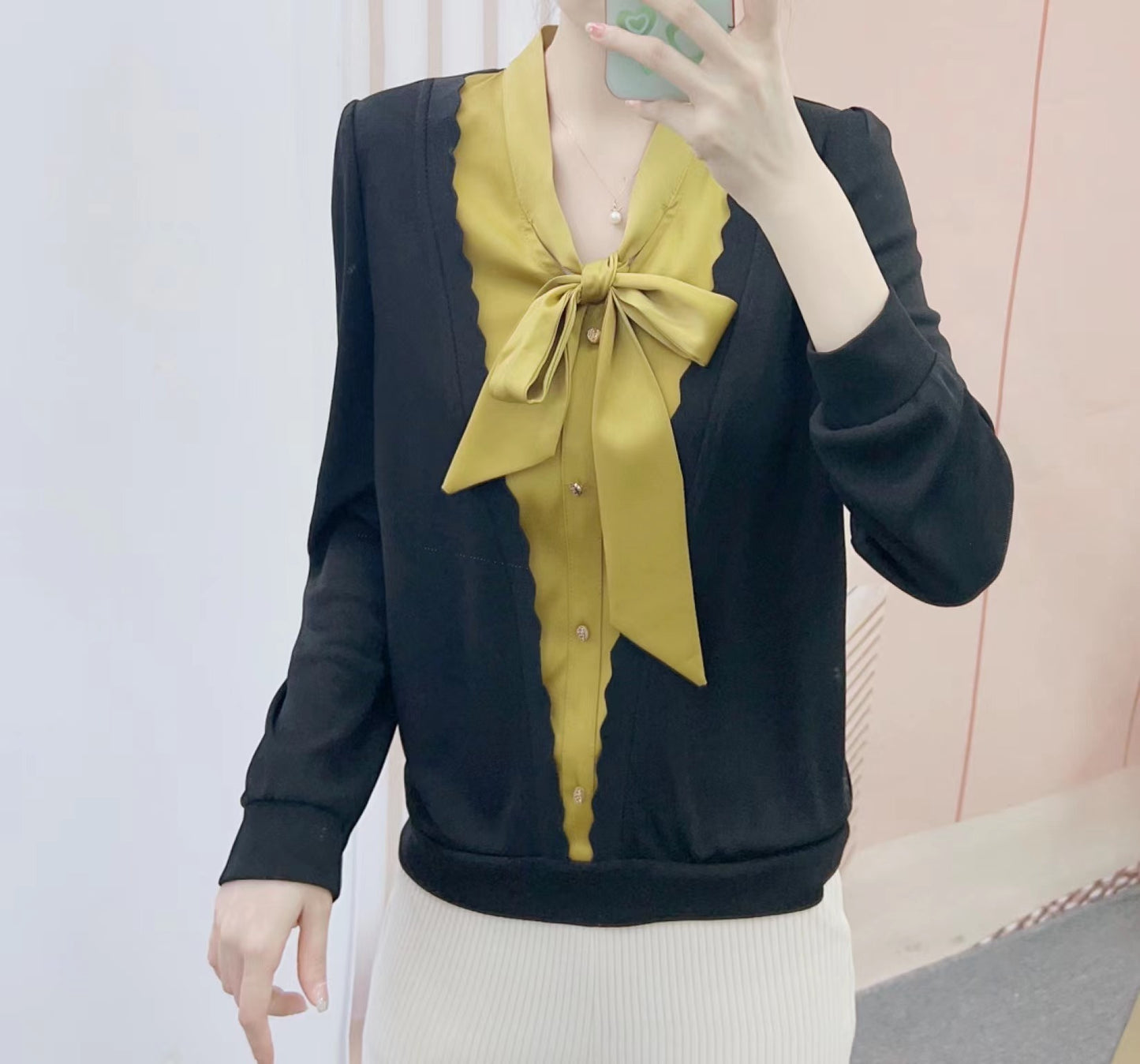 Damebluse med dekorativt sløjfekrave og elegante knapdetaljer Stilla
