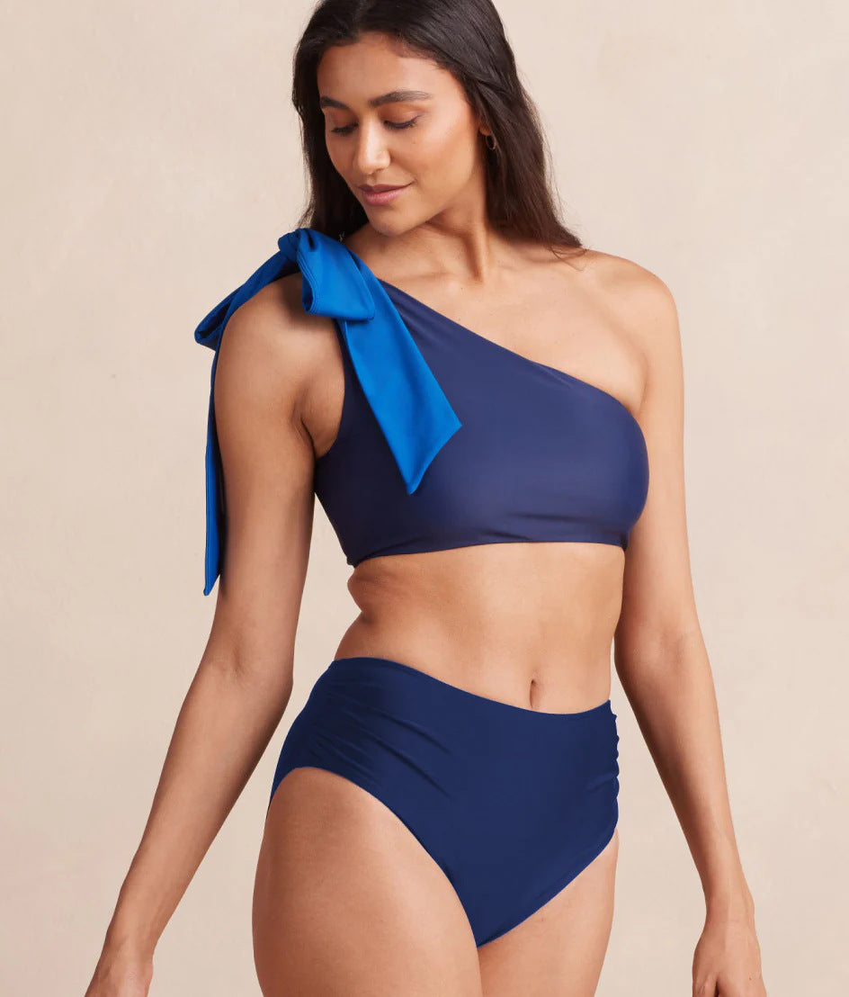 Dame bikini-top med asymmetrisk design og blomsterprint Stilla
