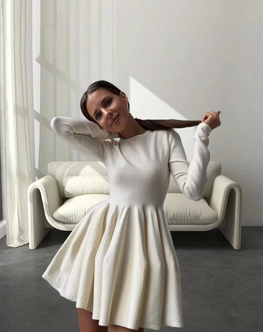 Dame skater minikjole med elegant, figursyet overdel og flydende nederdel Stilla