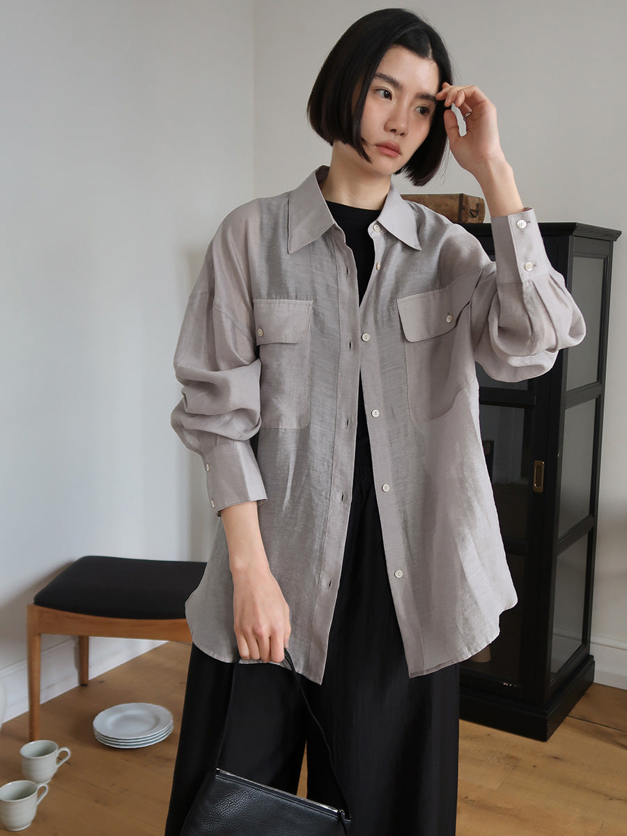 Dame afslappet bluse med fine knapdetaljer og praktiske brystlommer Stilla