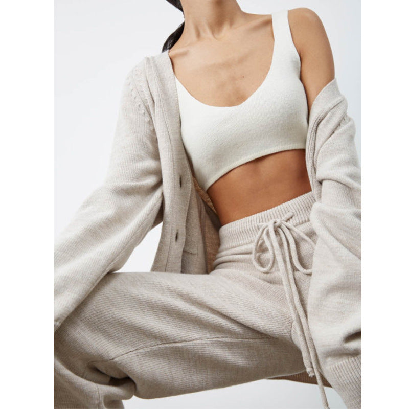 Dame strik cardigan med dyb V-hals og store lommer Stilla