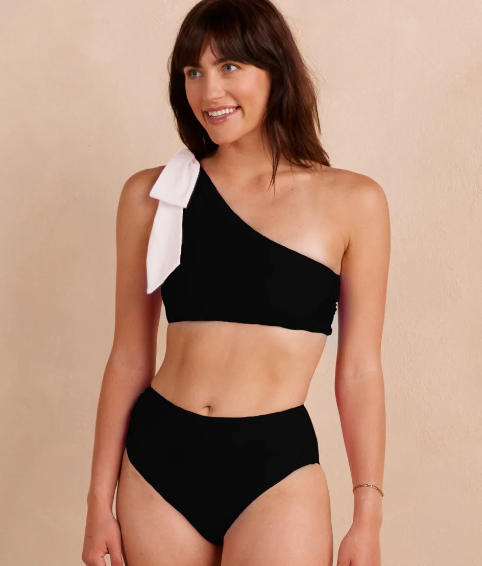 Dame bikini-top med asymmetrisk design og blomsterprint Stilla