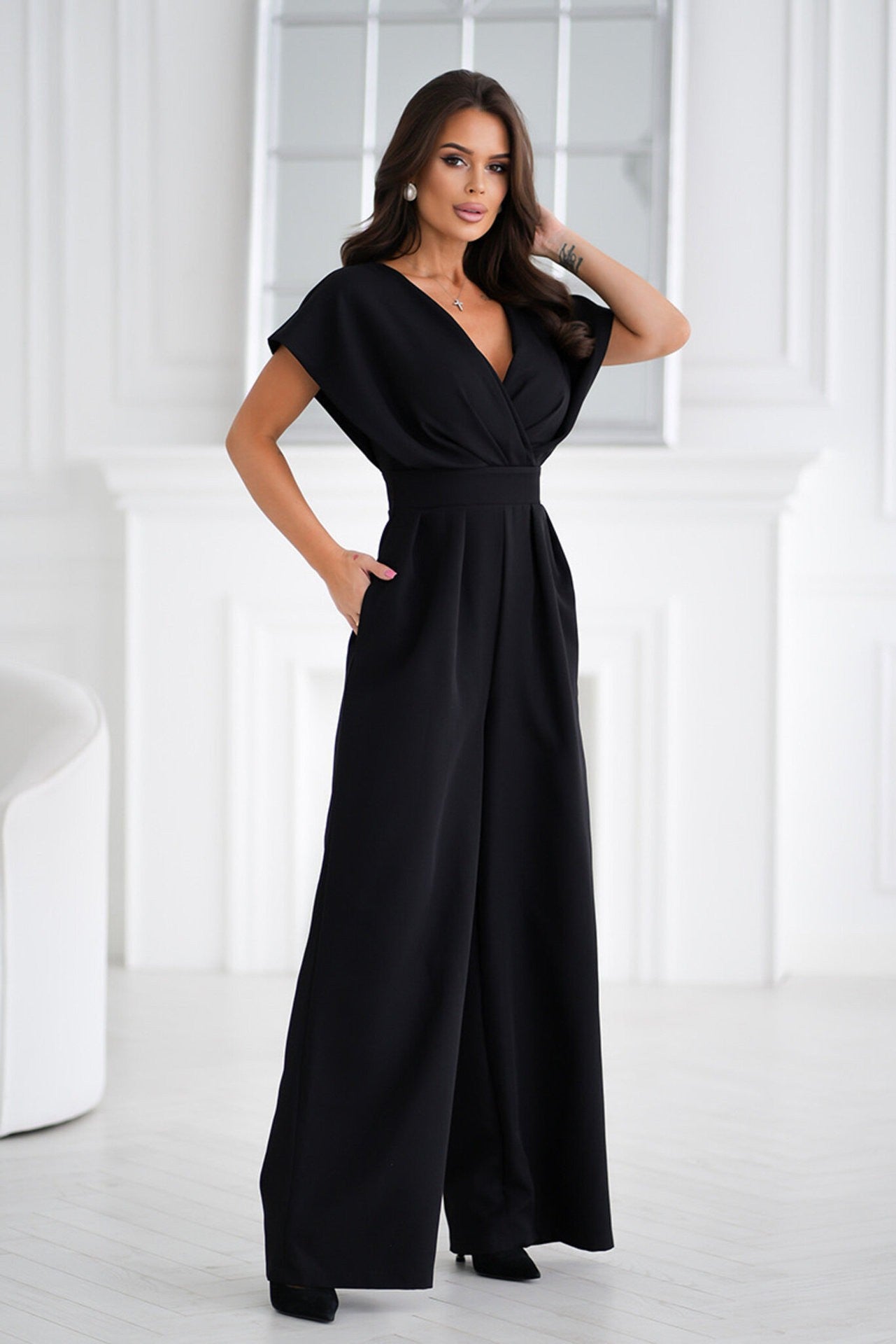 Dame jumpsuit med elegant V-udskæring og vidde ben Stilla