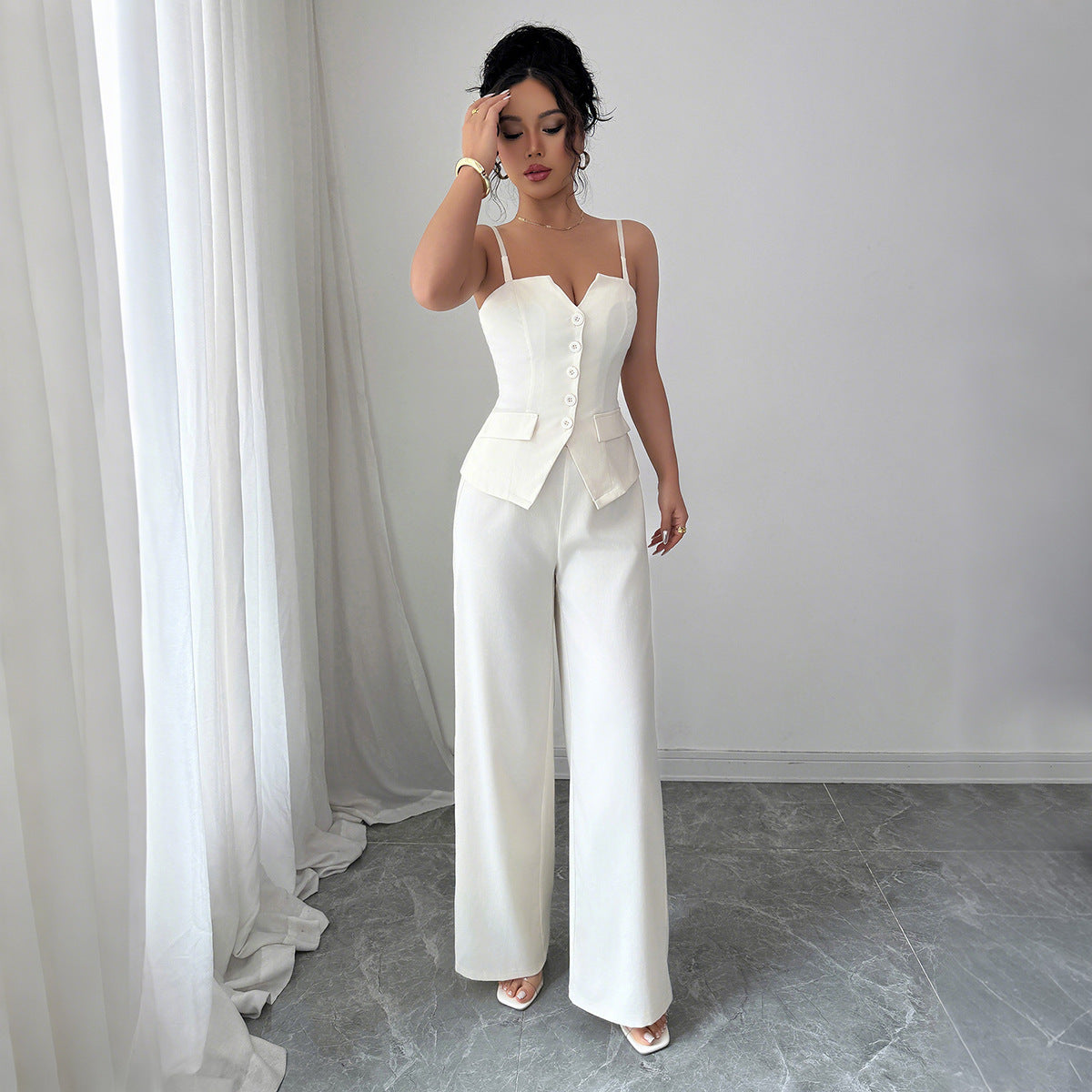 Dame Jumpsuit med elegant knaplukning og figursyet overdel Stilla