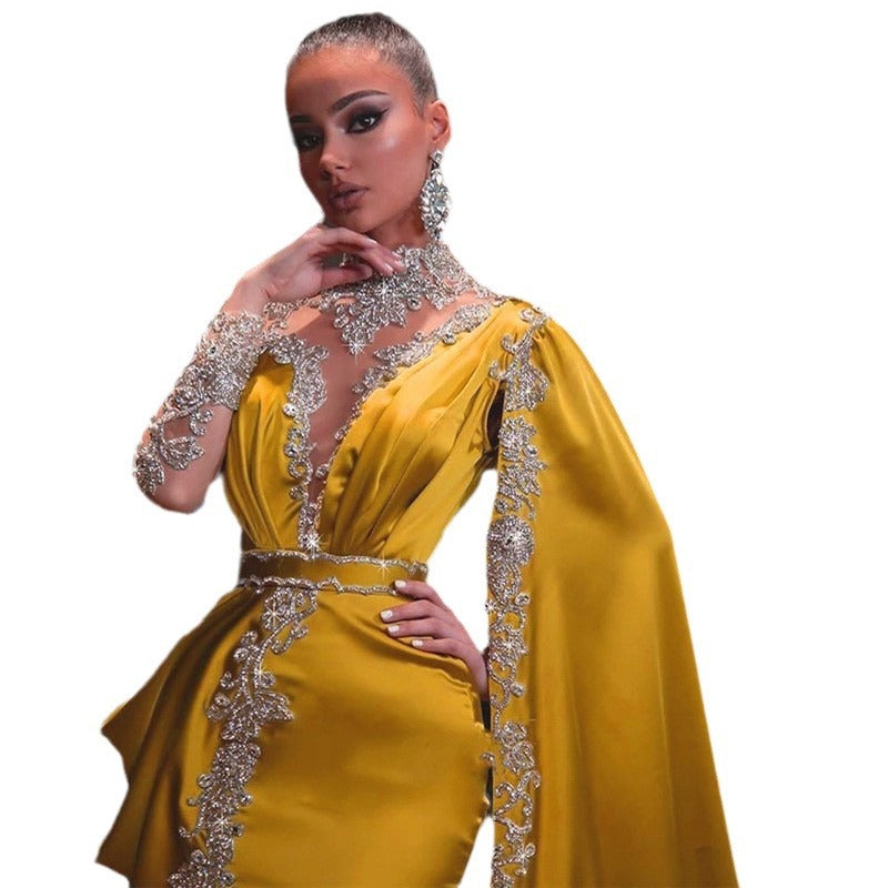 Dame Elegant aftenkjole med kunstneriske spidsaccentuer og sidelæns cape Stilla