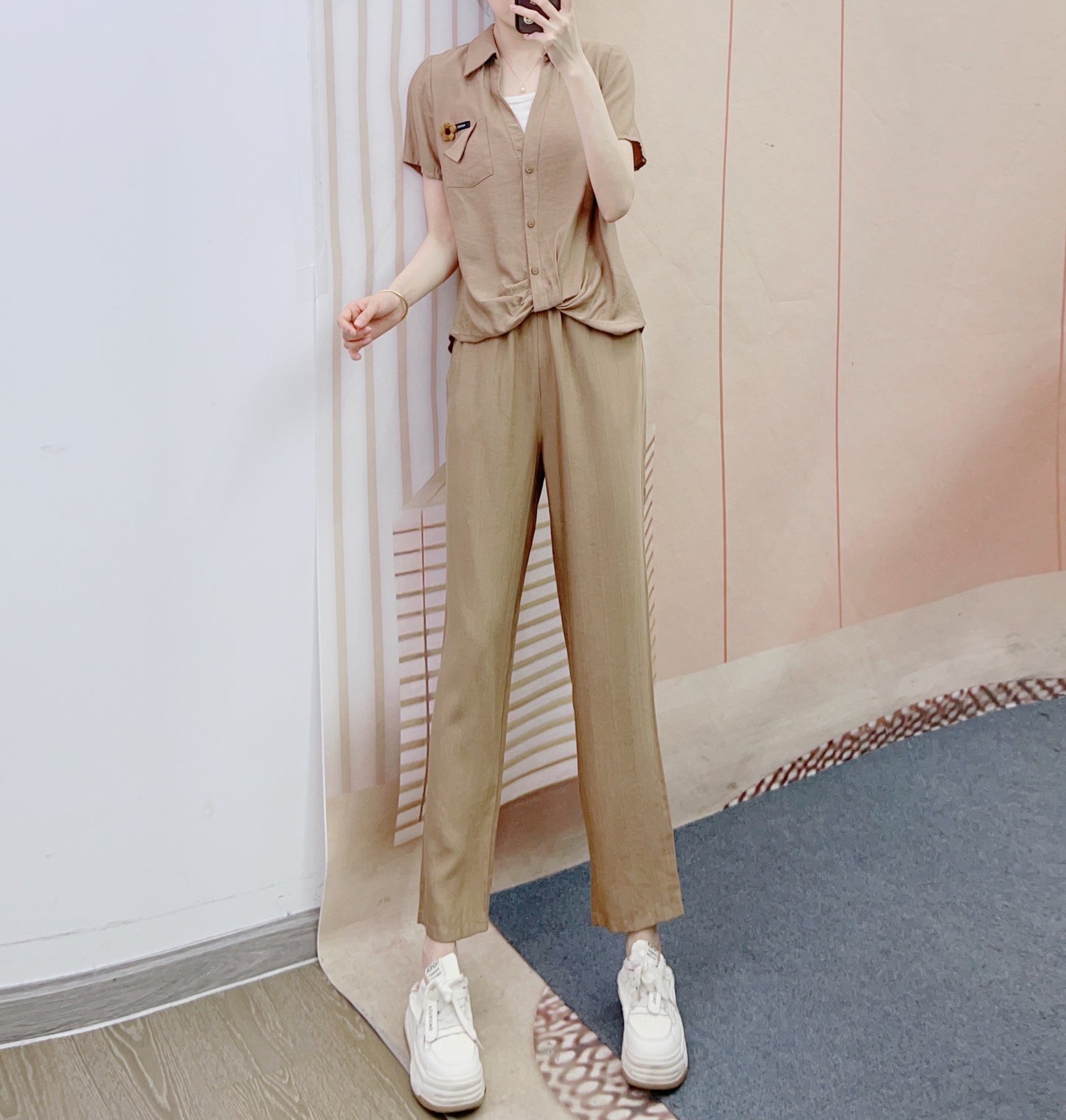 Dame afslappet jumpsuit med knapbart overdel og elegant taljebehandling Stilla