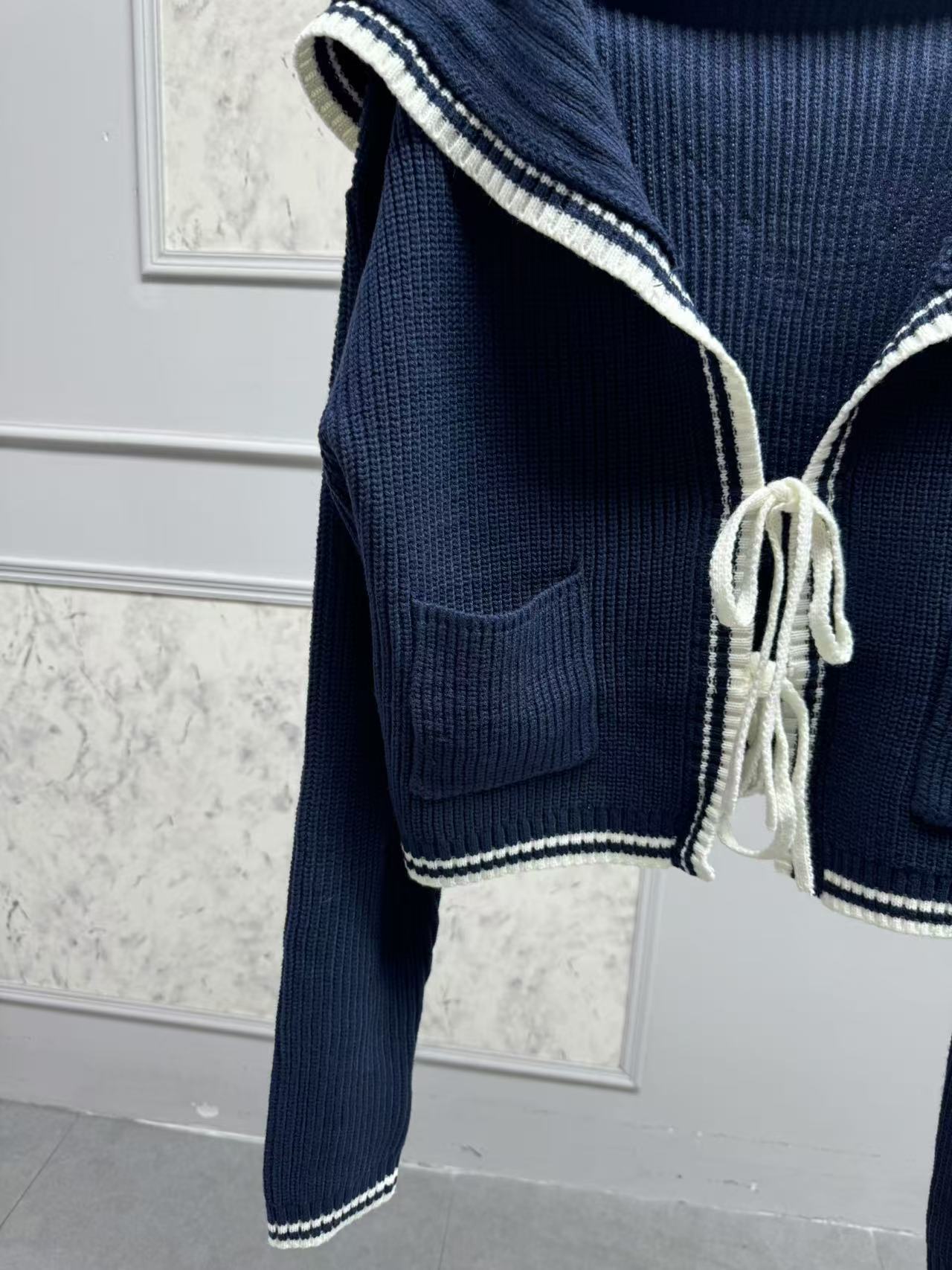 Dame cropped strikjakke med legende snor og kontrastaccente Stilla