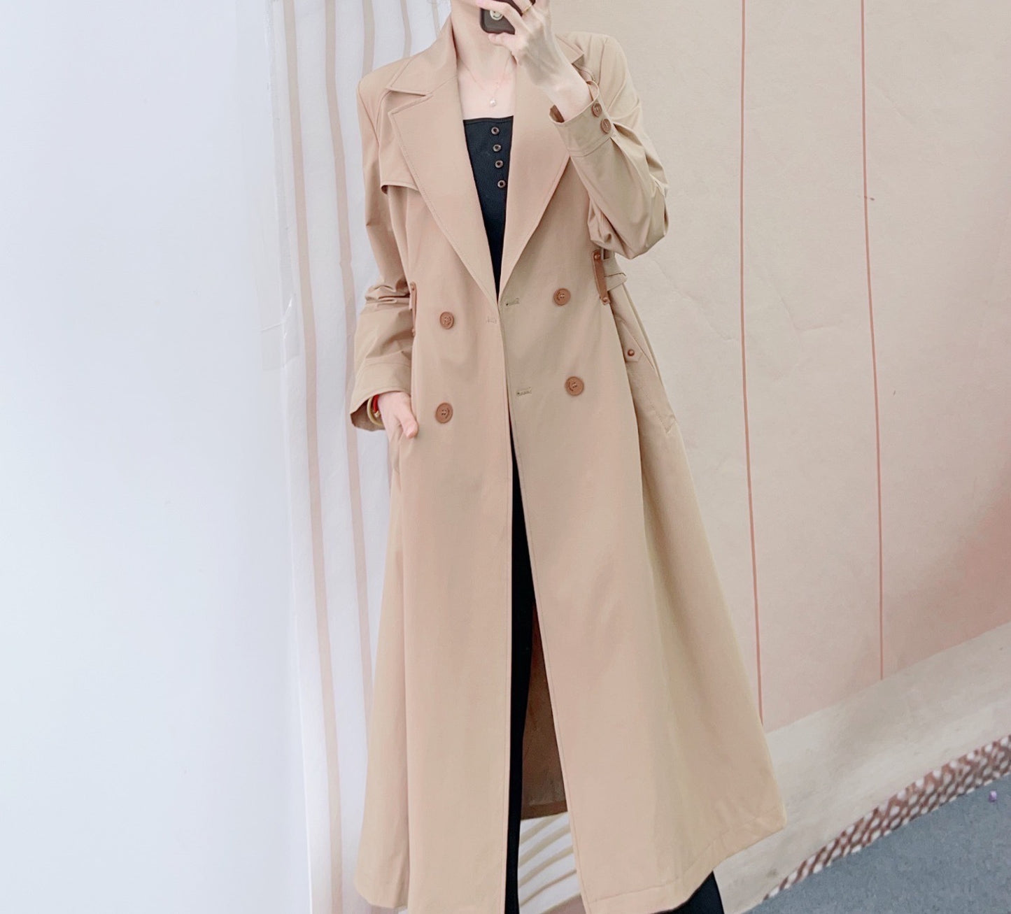 Dame trenchcoat med dobbelt knaprækkefølge og elegant revers Stilla