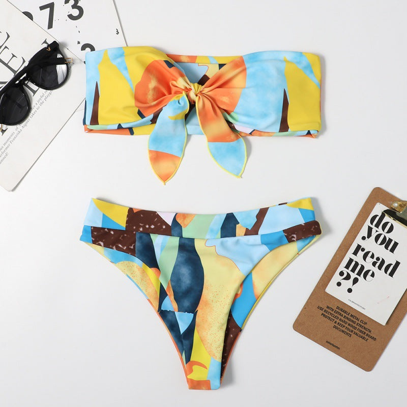Dame Bandeau-bikini-sæt med legende knude-detail og farverigt design Stilla