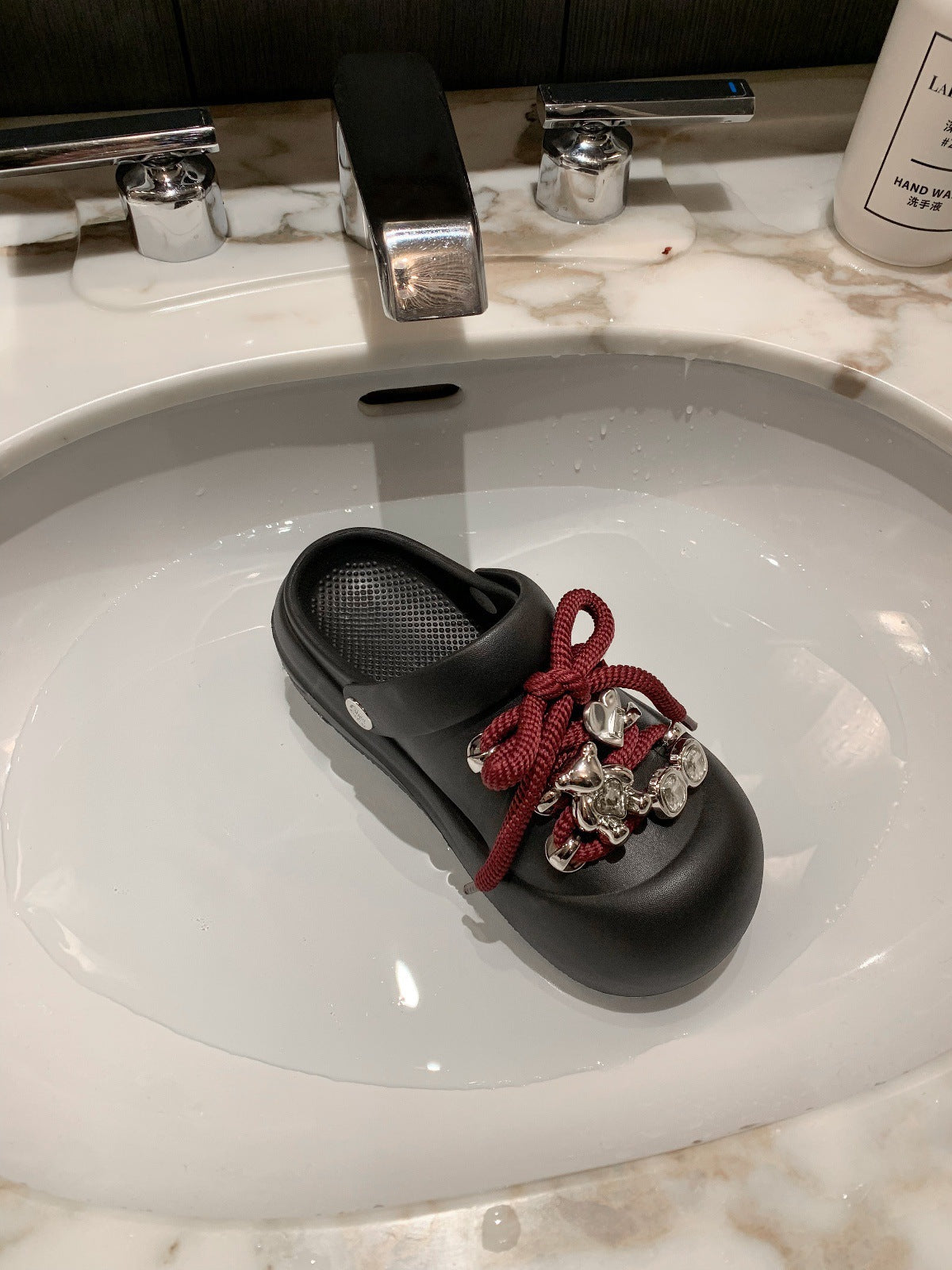 Dame dekorative Clogs i Crocs-stil med Charms Stilla