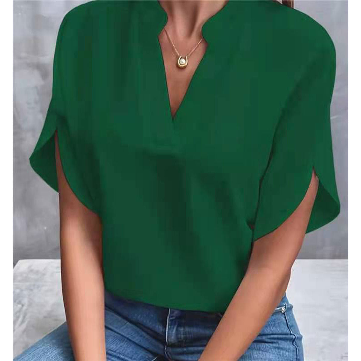 Dame elegant top med moderne sideslids og V-hals Stilla