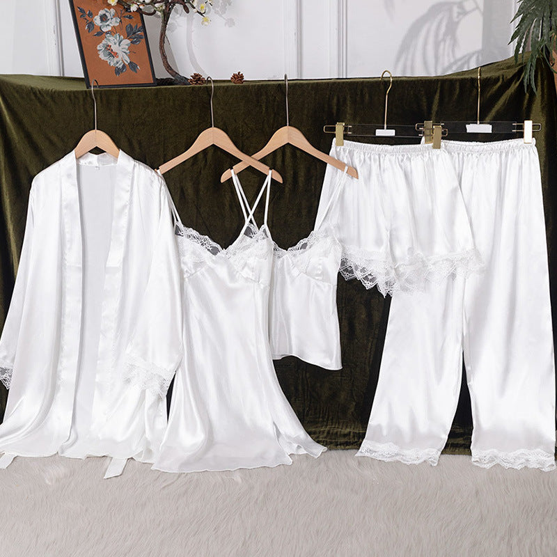 Dame Satin natdragtsæt med elegante spidsedele og løs pasform Stilla