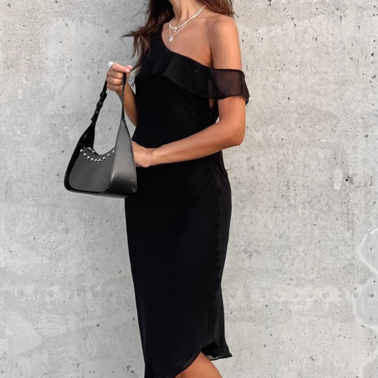Dame asymmetrisk elegant kjole med flæsedetaljer og off-shoulder design Stilla