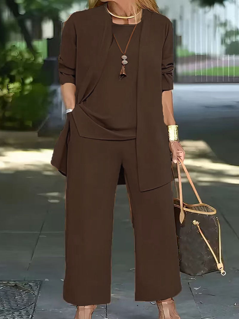 Dame Elegante og komfortabel todelt outfit med brede bukser og flydende top Stilla