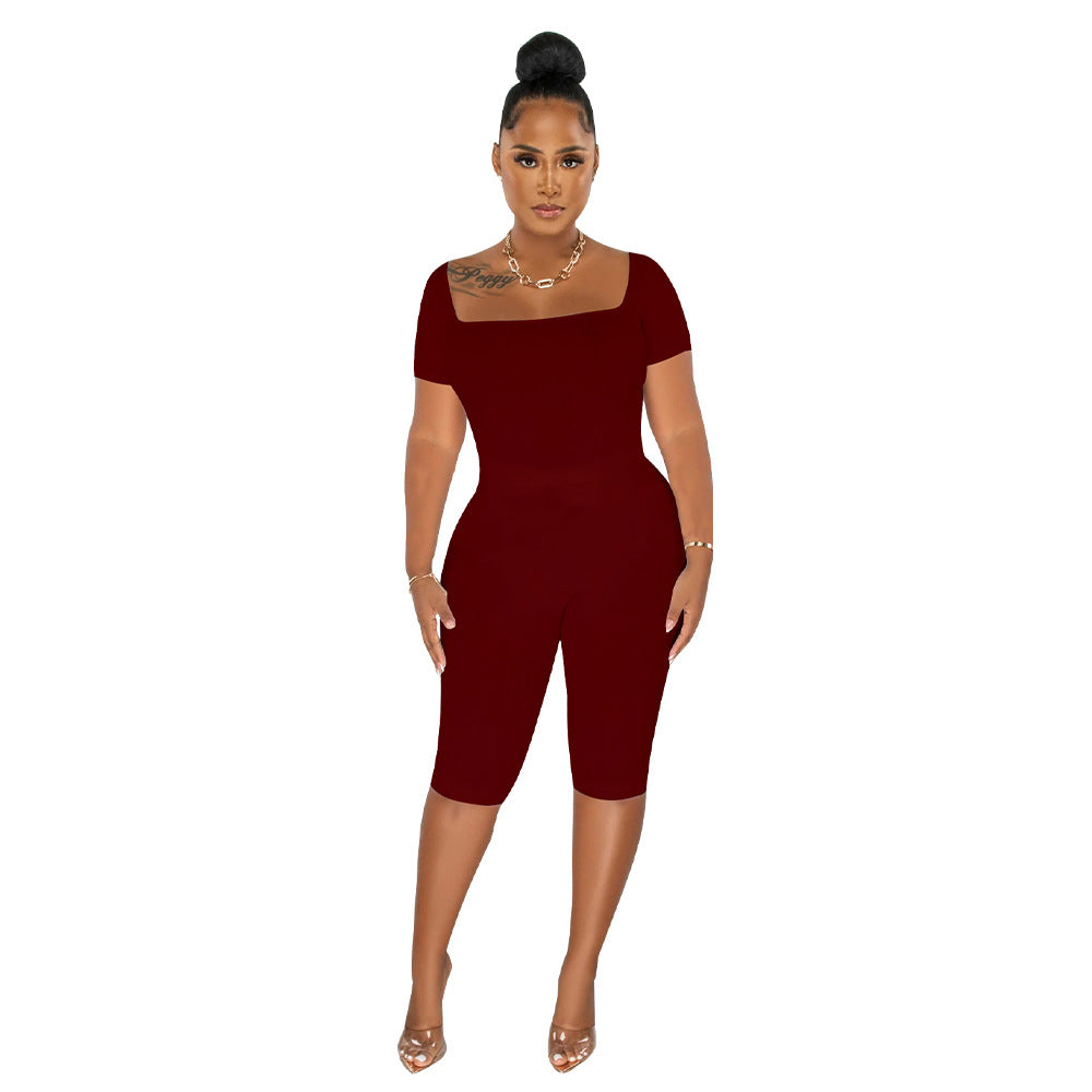 Dame figurtilpasset jumpsuit med off-shoulder design og knælang skæring Stilla