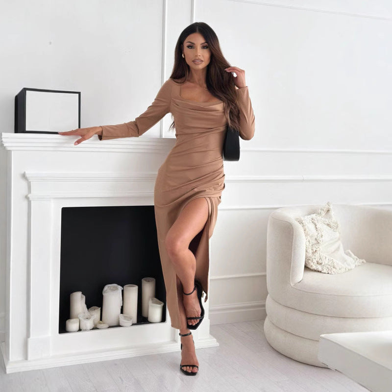 Dame elegant kjole med dyb slids og rynket design Stilla