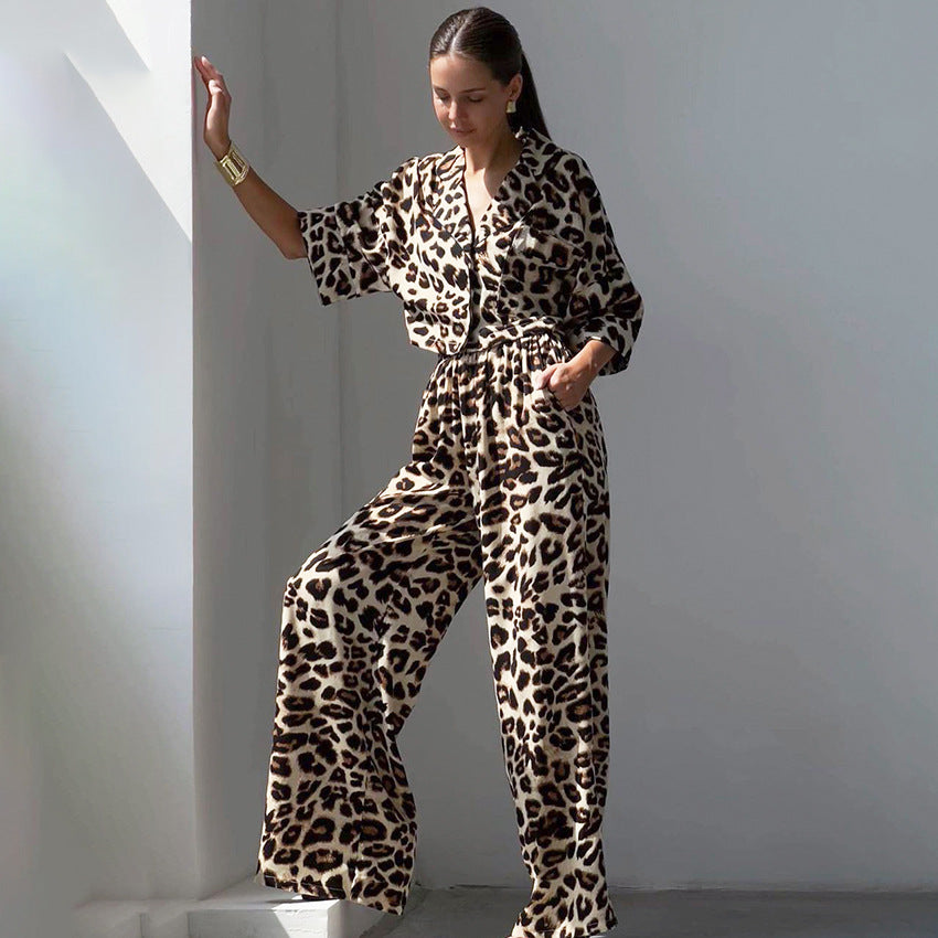Dame jumpsuit i høj kvalitets fløjl med leopardmønster og flot bælte Stilla