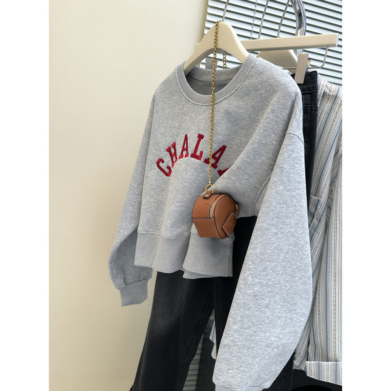 Femme Kort French Terry Sweatshirt med Statement-tryk Stilla