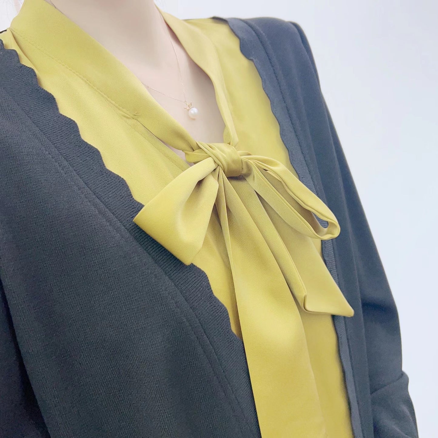 Damebluse med dekorativt sløjfekrave og elegante knapdetaljer Stilla