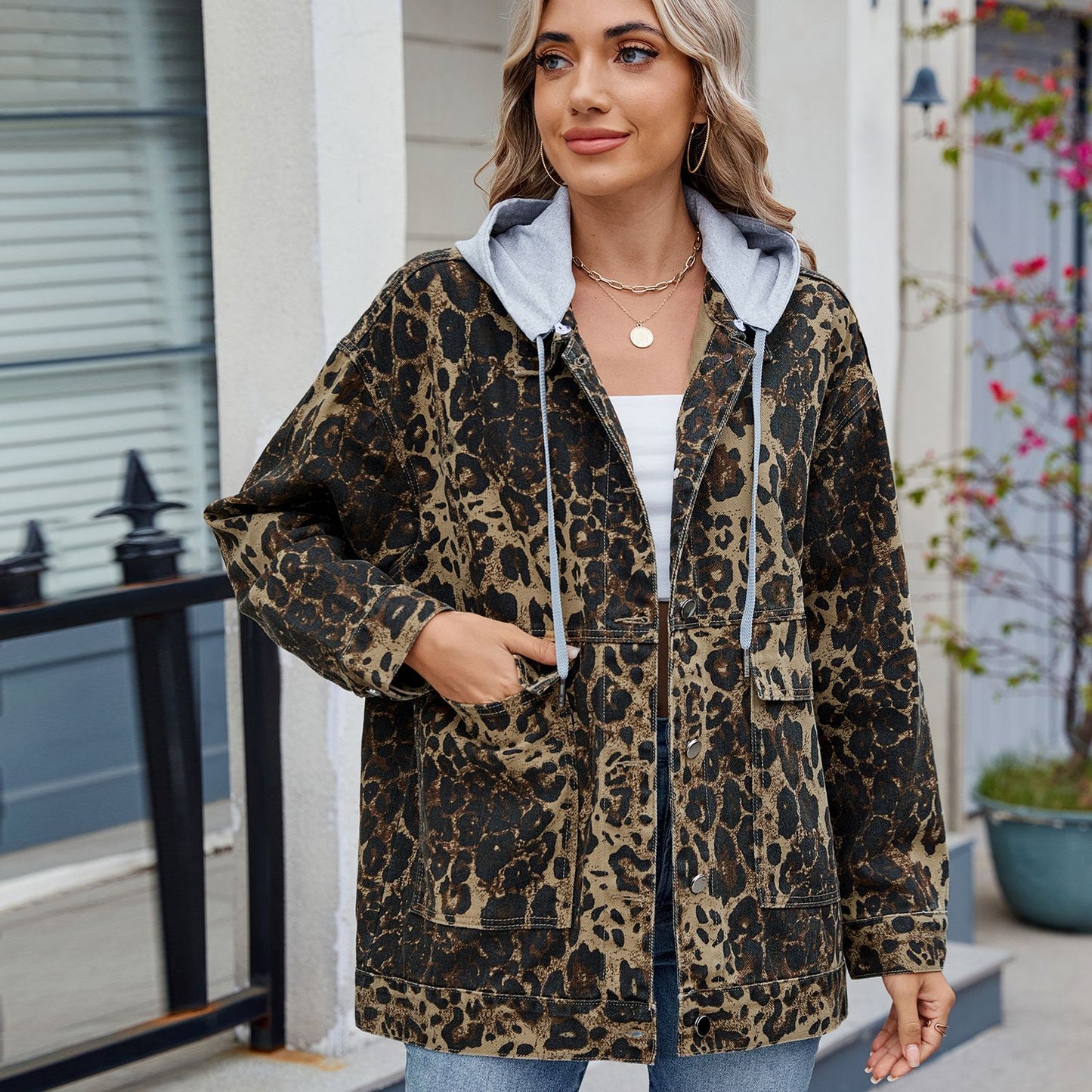 Dame Oversized Jeansjakke i moderne Leo-design med afslappet snit Stilla