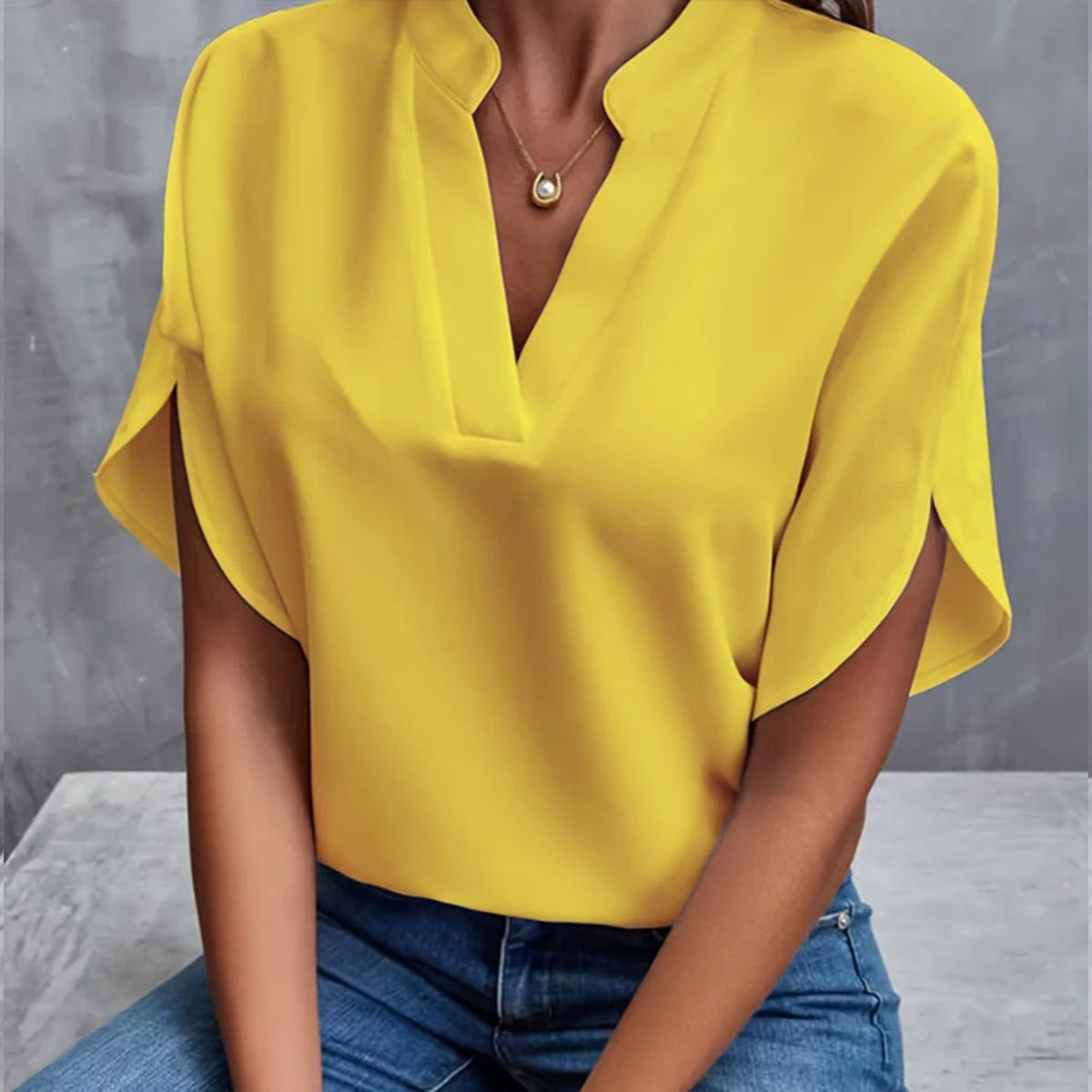 Dame elegant top med moderne sideslids og V-hals Stilla