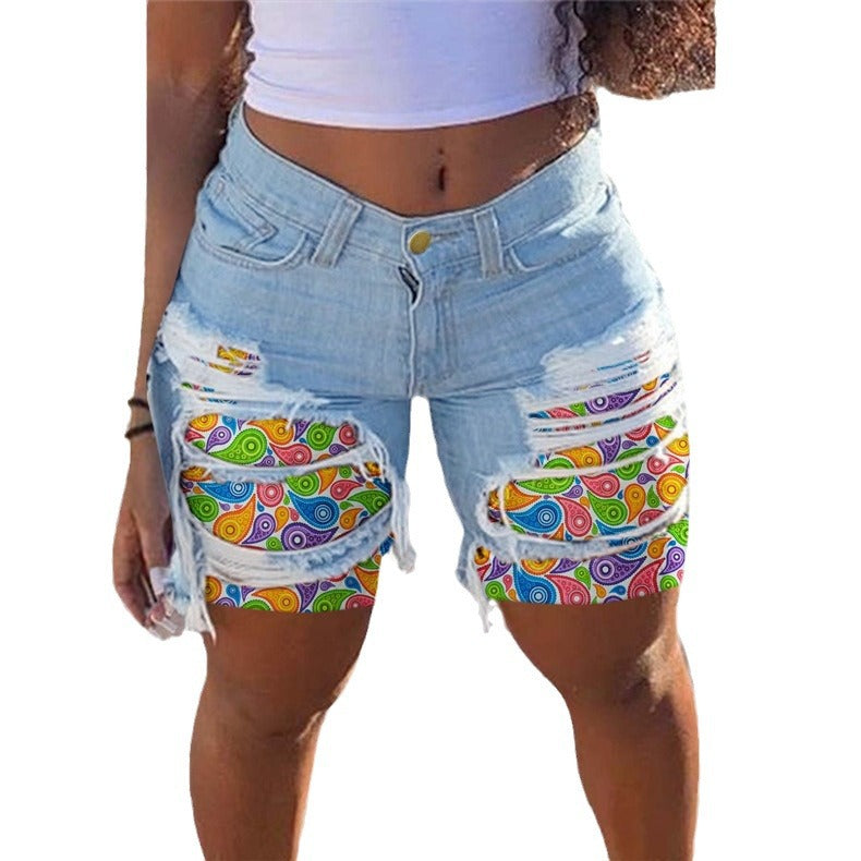 Dame Destroyed Denim Shorts med farverigt mønstertryk Stilla
