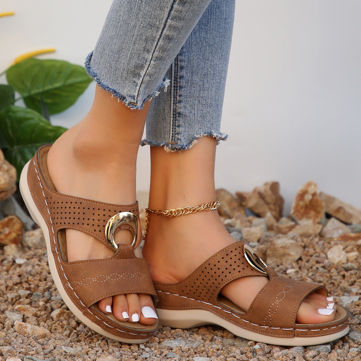 Dame sandals med elegante åbninger og modige accenter Stilla