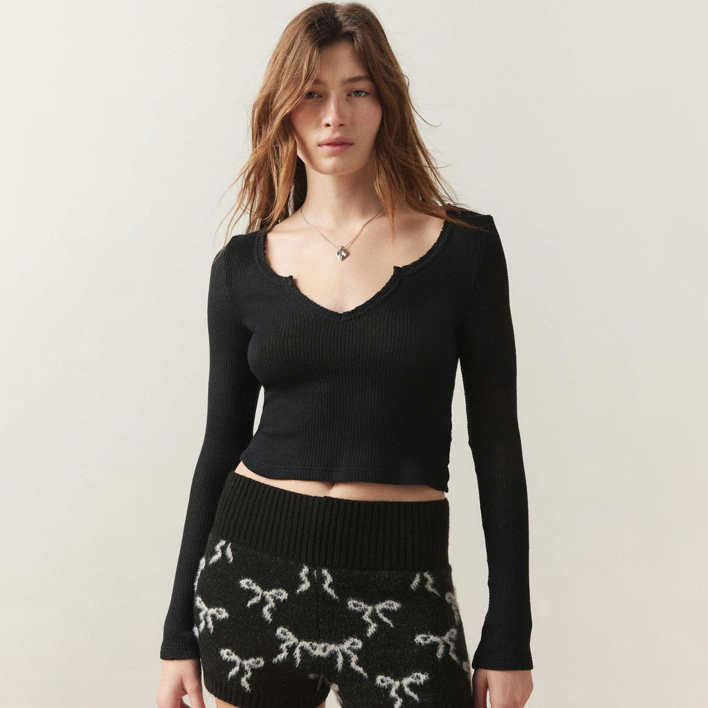 Dame afslappet langærmet rib-top med V-udskæring og fint slidsdesign Stilla