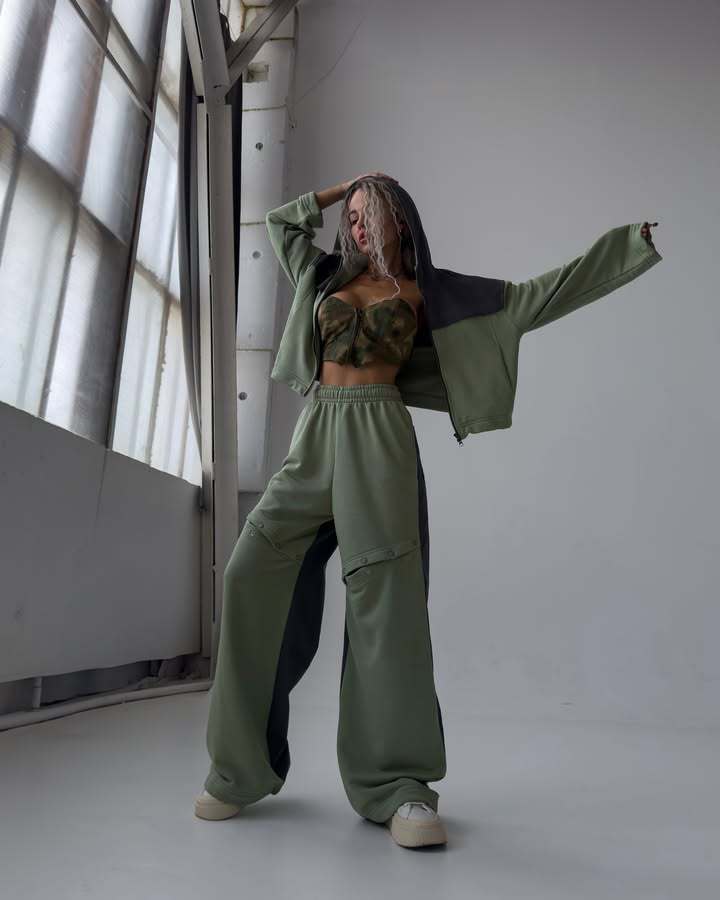 Dame afslappet sporty sæt med brede bukser og række af særlige detaljer Stilla