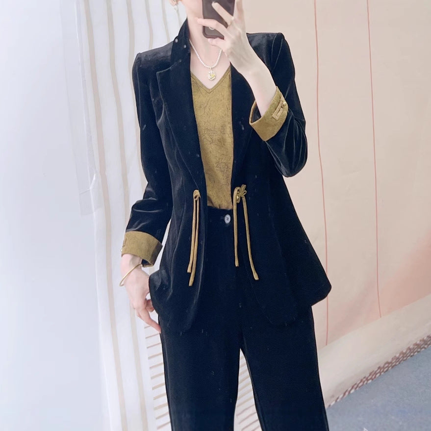 Dame elegant blazersæt med fashionabel detaljer og smal silhuet Stilla