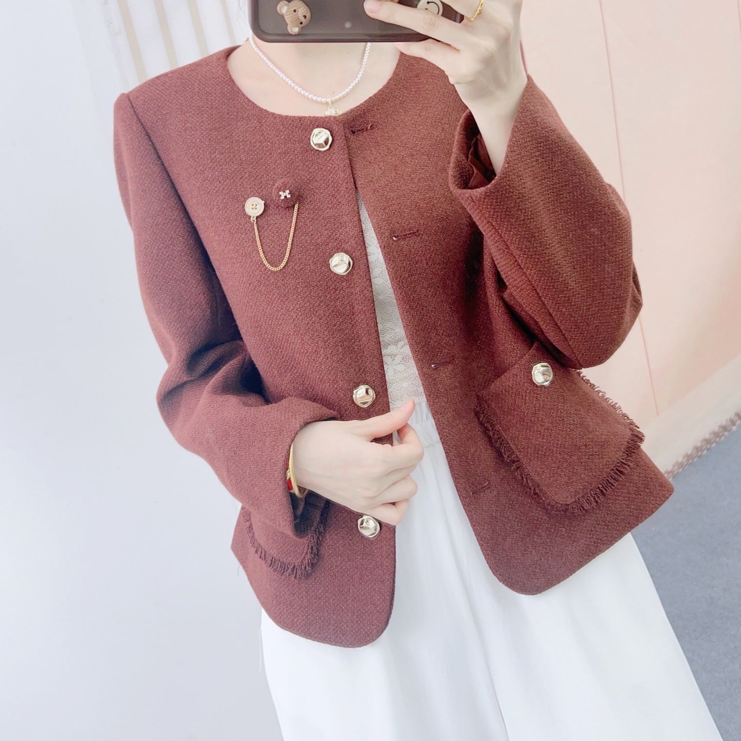 Dame elegant Bouclé-jakke med gyldne knapper og moderne snit Stilla