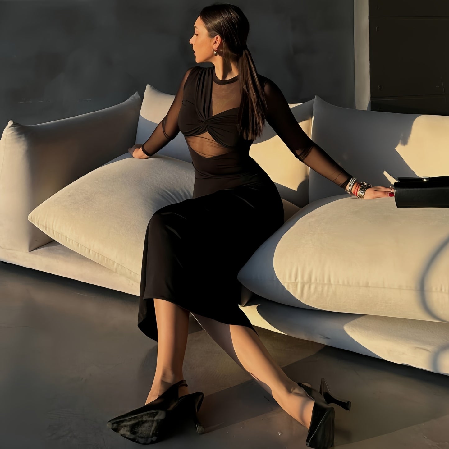 Dame elegant gulvlang kjole med gennemsigtige ærmer og innovativt knudedetail Stilla