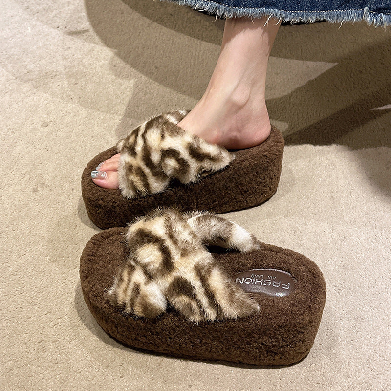 Dame hjemmesko med blød plysoverflade og elegant leopardmønster Stilla