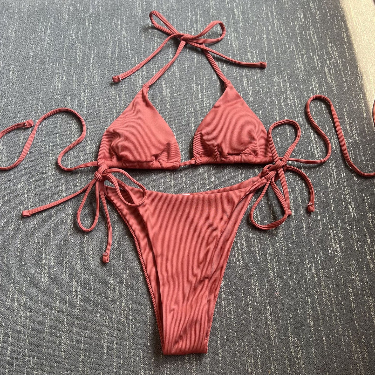 Dame Triangel-Bikini-Sæt med justerbare bindebånd og ribbet design Stilla