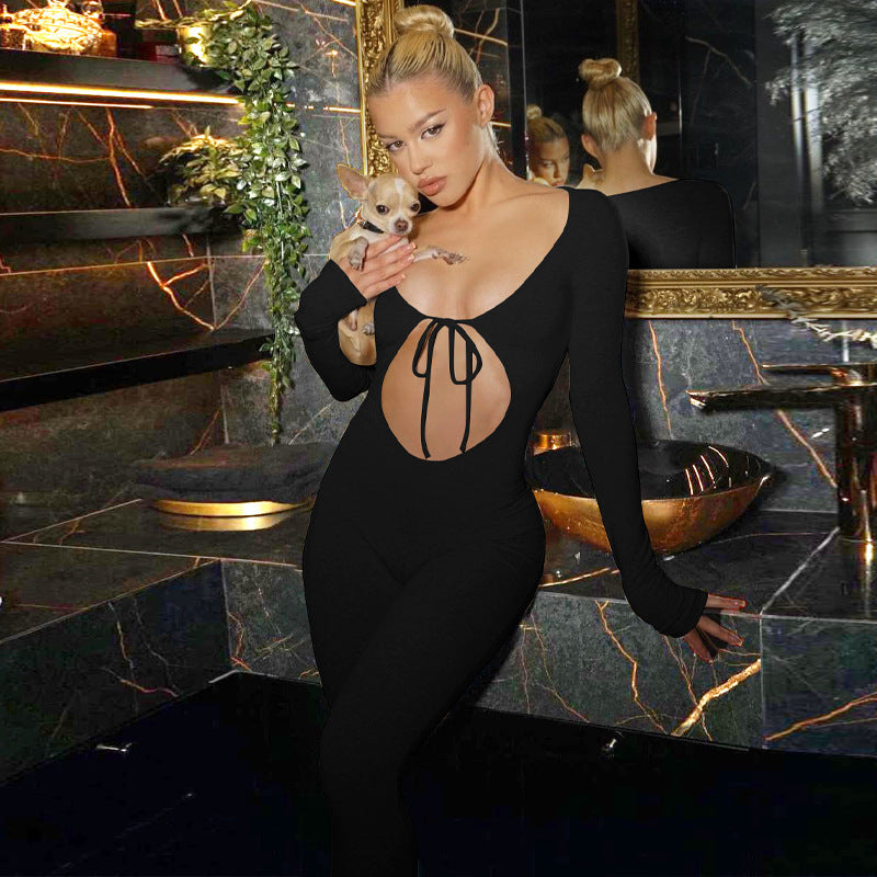 Dame figurbetonet jumpsuit med innovativt cut-out design og lange ærmer Stilla