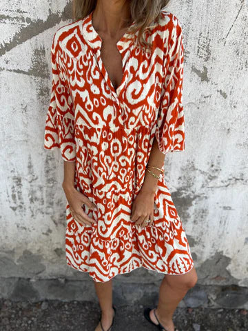 Dame afslappet kjole med V-udskæring og dekorativt mønster Stiila