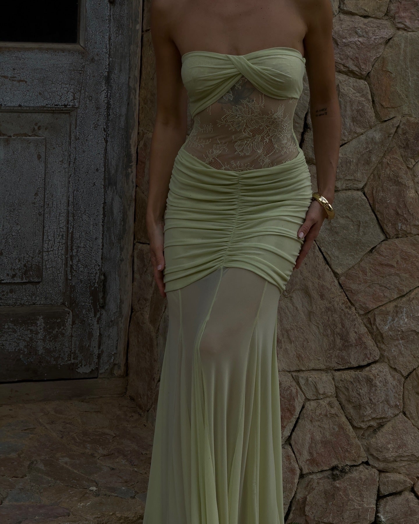 Dame Elegant aftenkjole med transparente indsatser og raffinerede flæsedetaljer Stilla