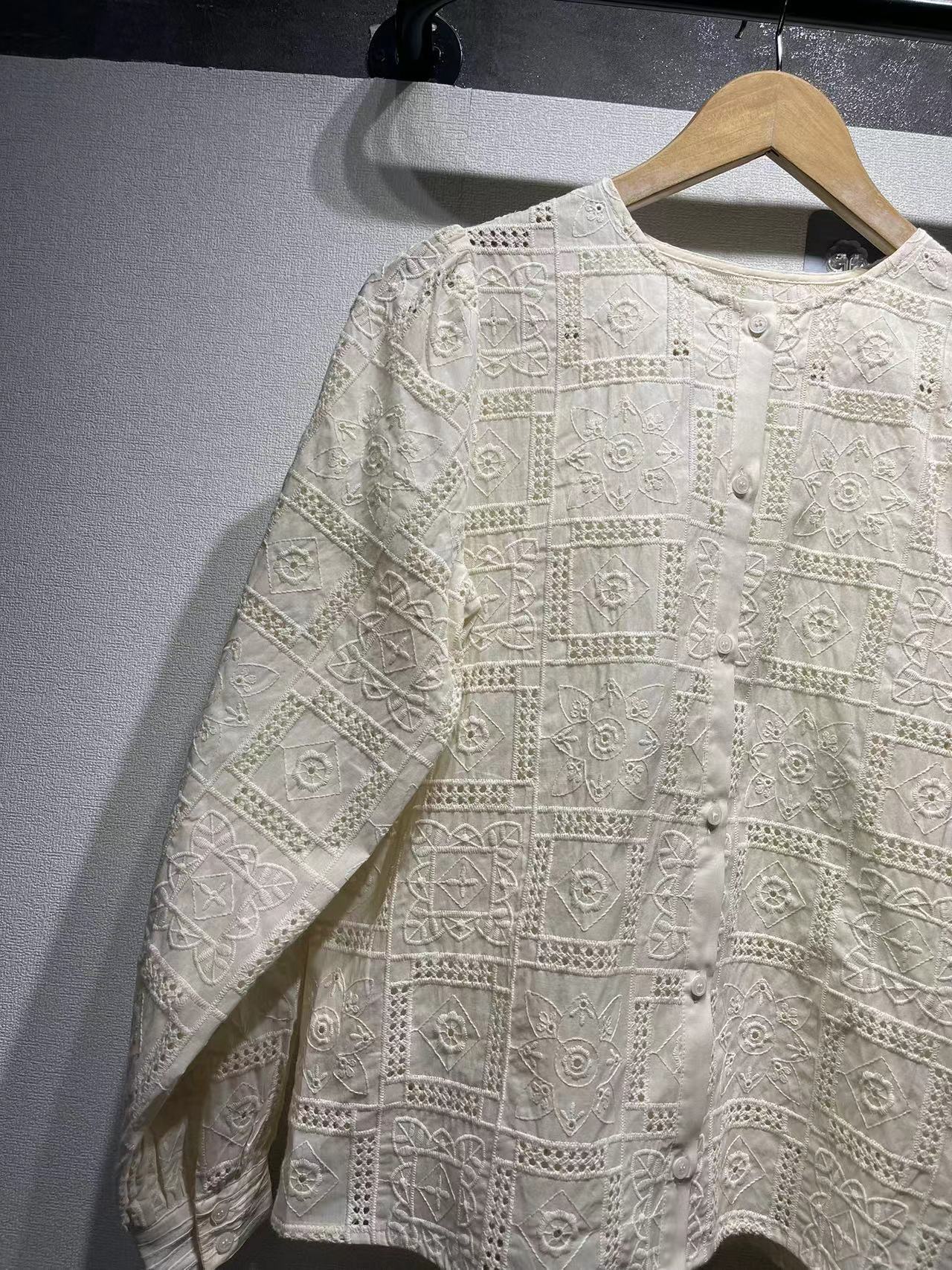 Dame elegant bluse med fint hulsyndesign og dekorativ ståkrave Stilla