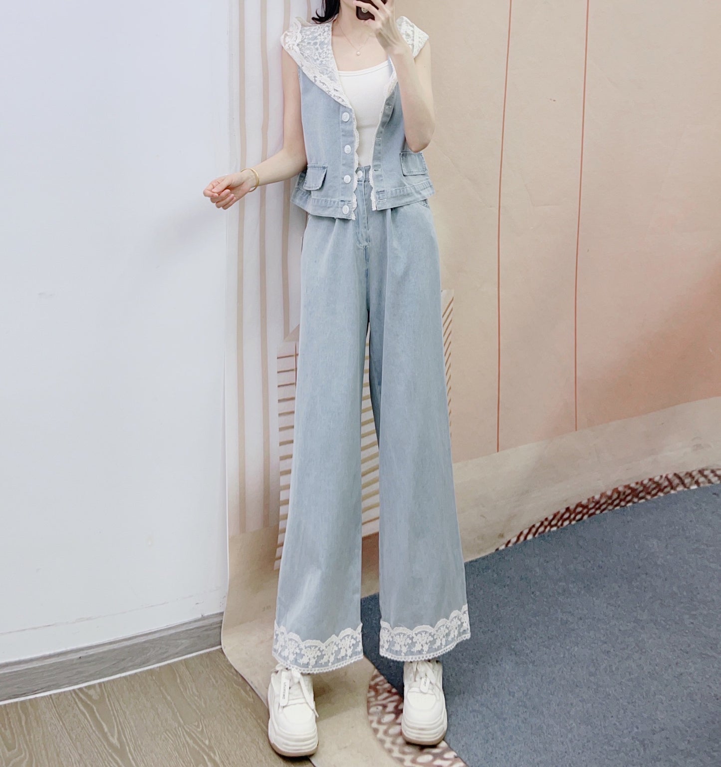 Dame Denim-Overall med dekorativ knaplukning og moderigtige accenter Stilla