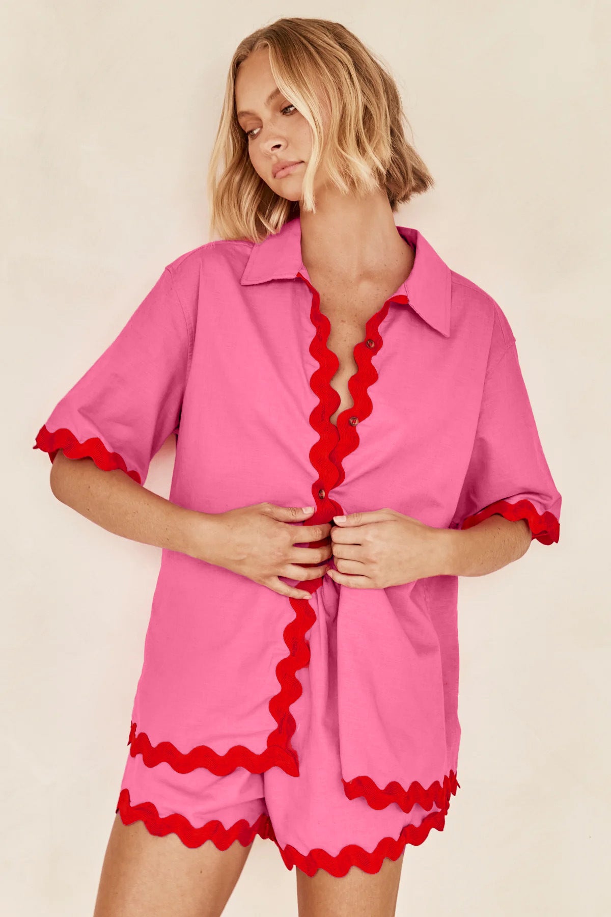 Dame elegante og afslappede bluser-shorts kombination Stilla
