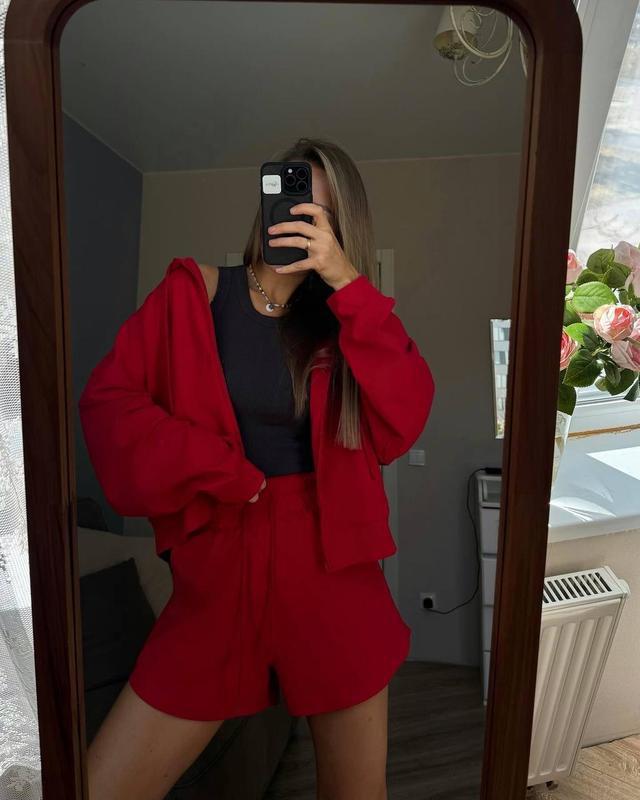 Dame afslappet hættebluse med korte shorts og bindebælte Stilla