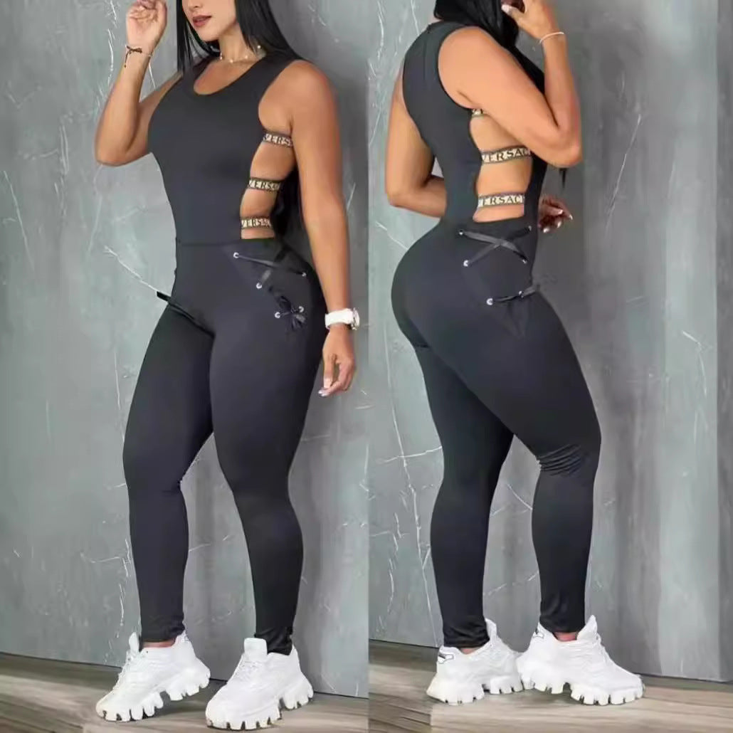 Dame jumpsuit med sideløse cut-outs og glamourøse accenter Stilla