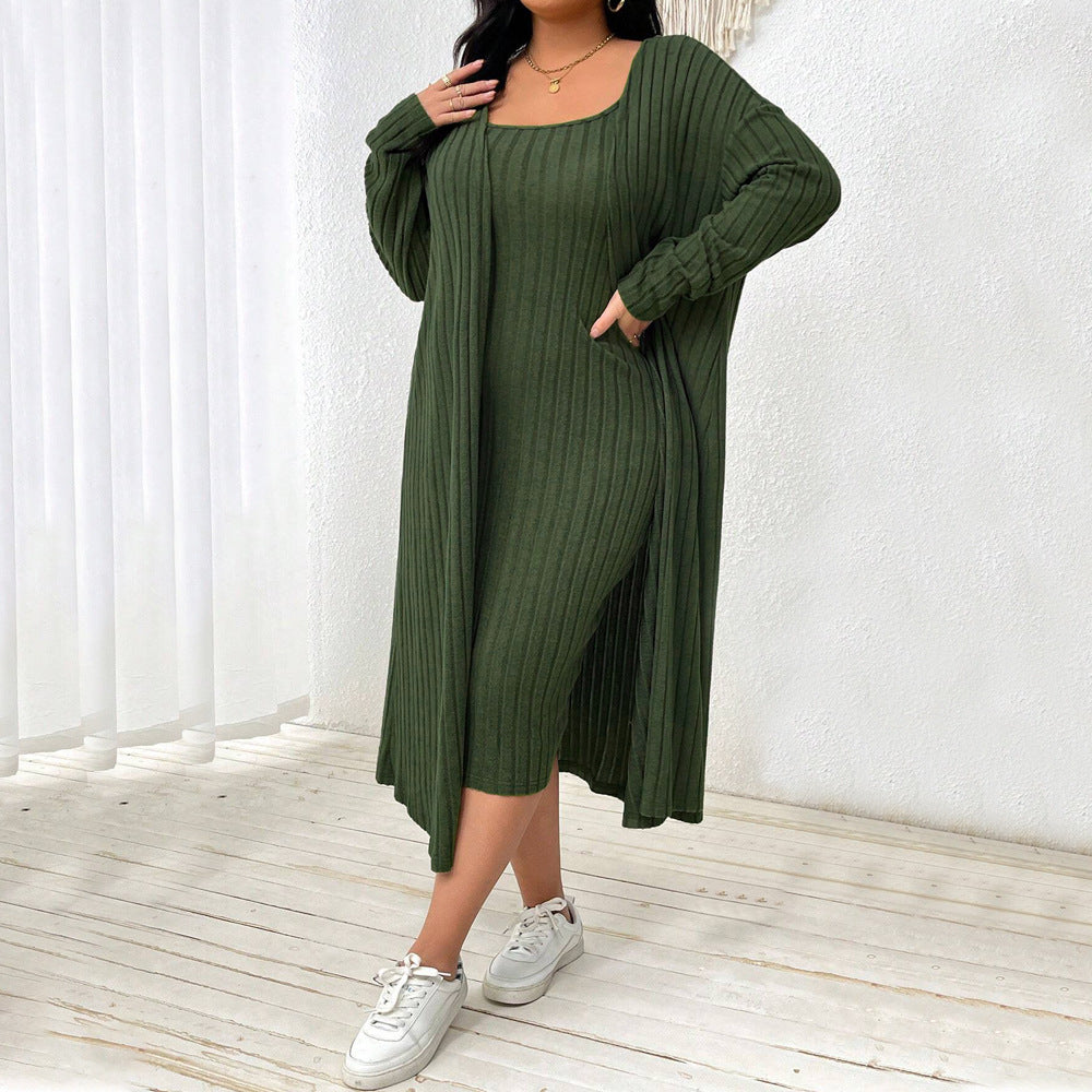 Dame lang strikkjole med elegant ribdesign og åben cardigan Stilla