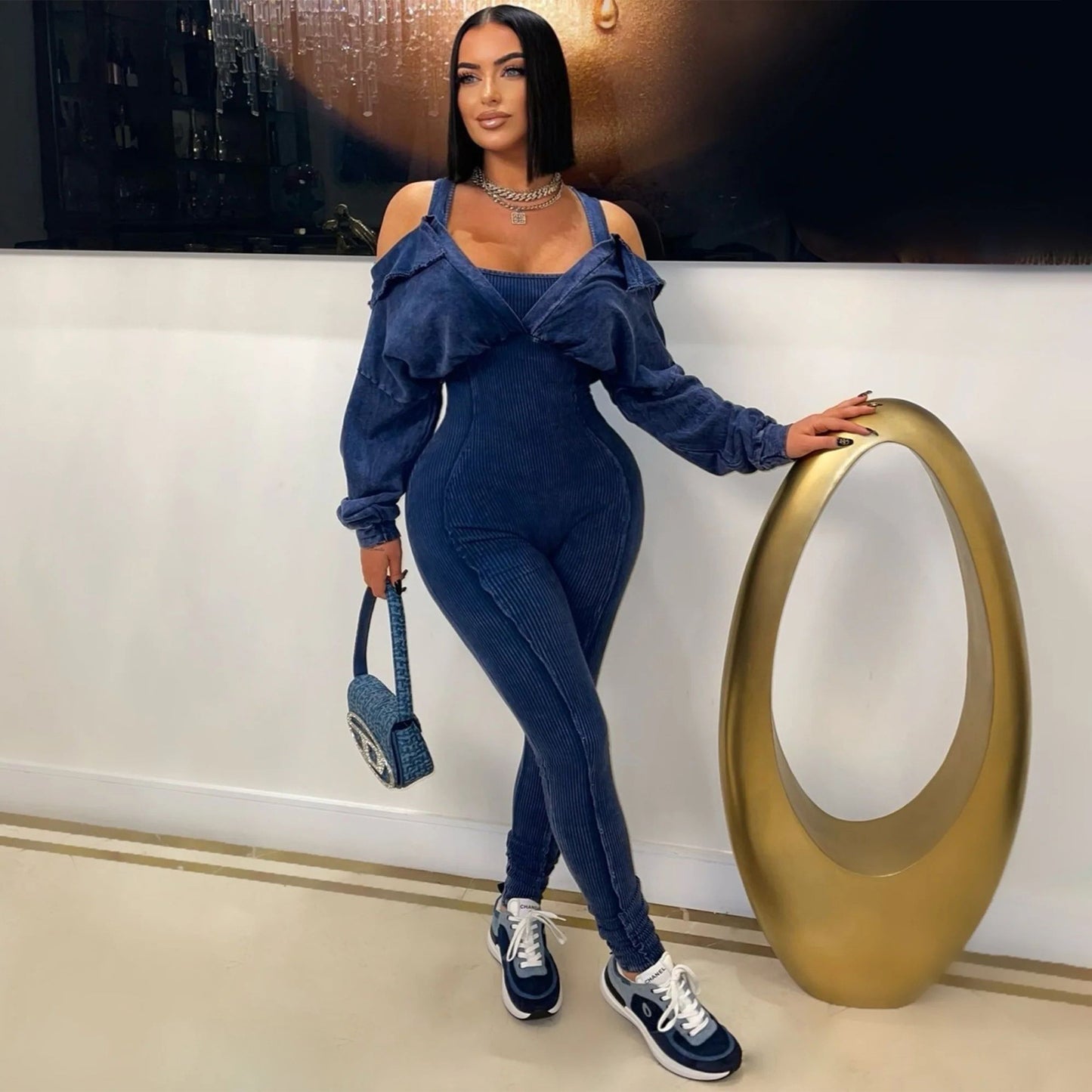 Dame mode jumpsuit med skulderfri flæser og figursyet silhuet Stilla