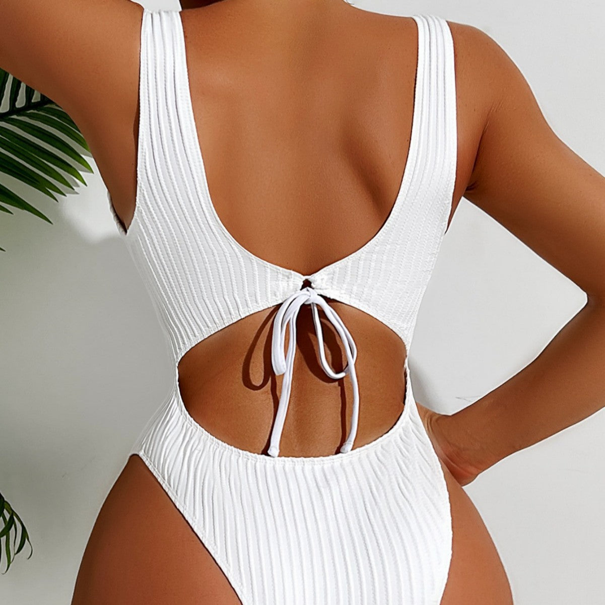 Dame jumpsuit badeshorts i moderne ribdesign med højt skåret benudskæring Stilla