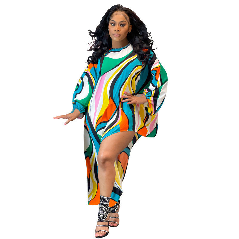 Dame afslappet strandkjole med asymmetrisk snit og farverigt bølgemønster Stilla