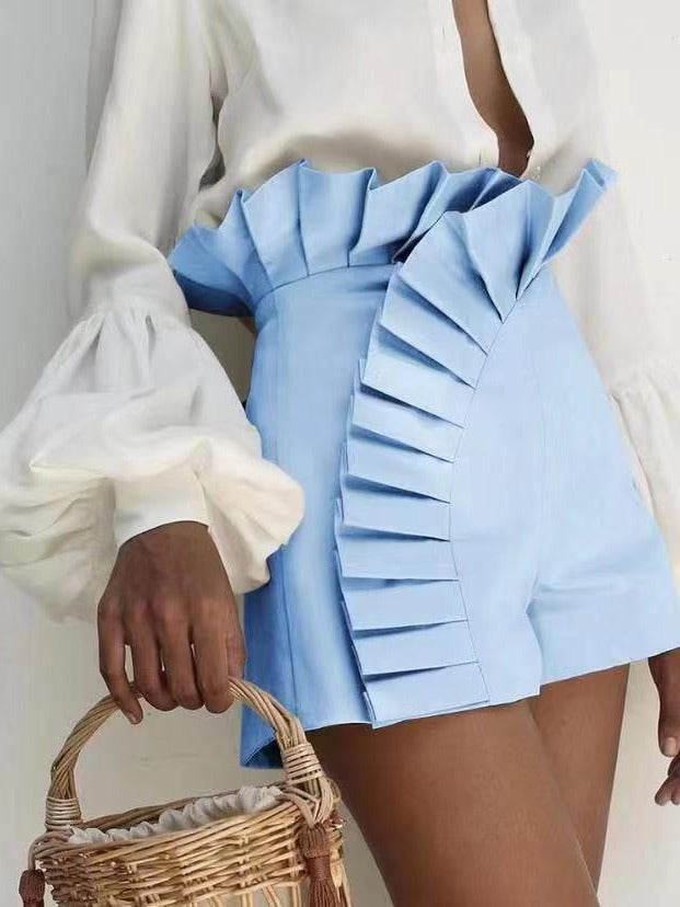 Dame shorts med flæse detaljer og asymmetrisk snit Stilla