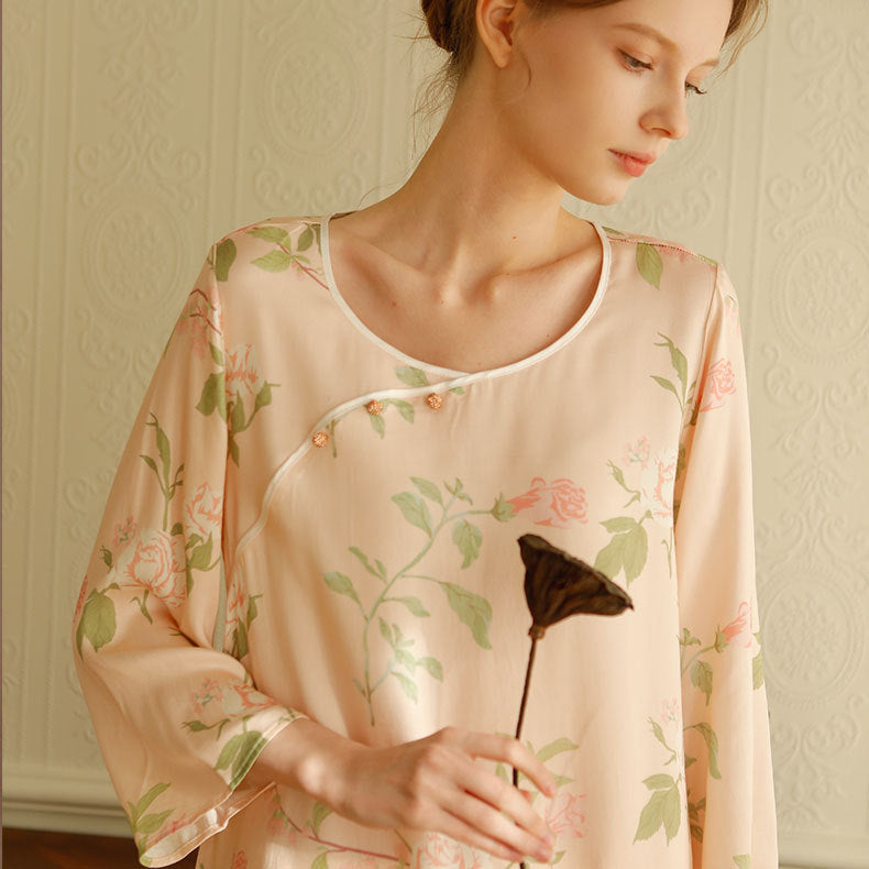Dame pyjamasæt med elegant blomsterdesign og løs pasform Stilla
